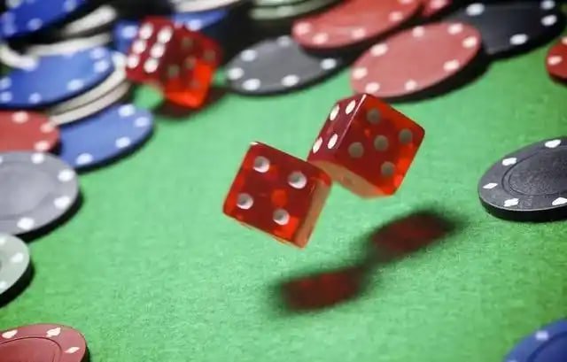 Antarmuka aplikasi mobile solo333 menampilkan layar pemilihan meja dengan opsi baccarat, blackjack, dan roulette; tombol taruhan tersusun vertikal di sisi kanan layar