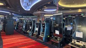 Meja Crazy Time live dengan roda interaktif berwarna-warni dan dealer profesional yang memutar roda untuk menentukan bonus