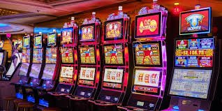 Antarmuka mobile solo333 menampilkan roda Crazy Time dengan panel taruhan di bawah, tombol interaktif untuk memilih opsi bonus, dan chat dealer langsung di sudut layar